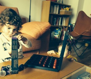 Lea endreçant les càpsules Nespresso